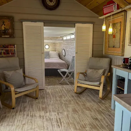 Ferienhaus Inviting 1-bed Cabin Near To Aliki *